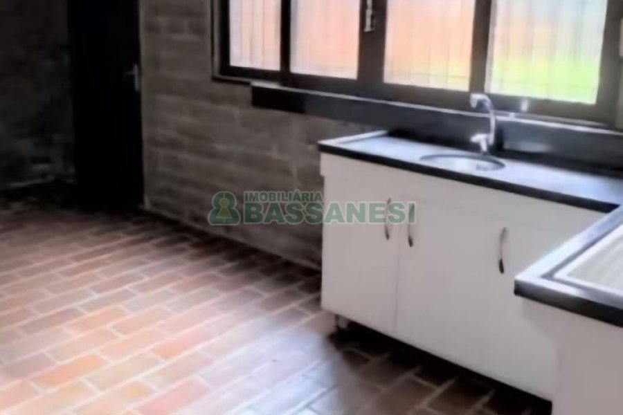 Casa com 363m², 4 dormitórios, 6 vagas, no bairro Saint Etienne em Caxias do Sul para Alugar