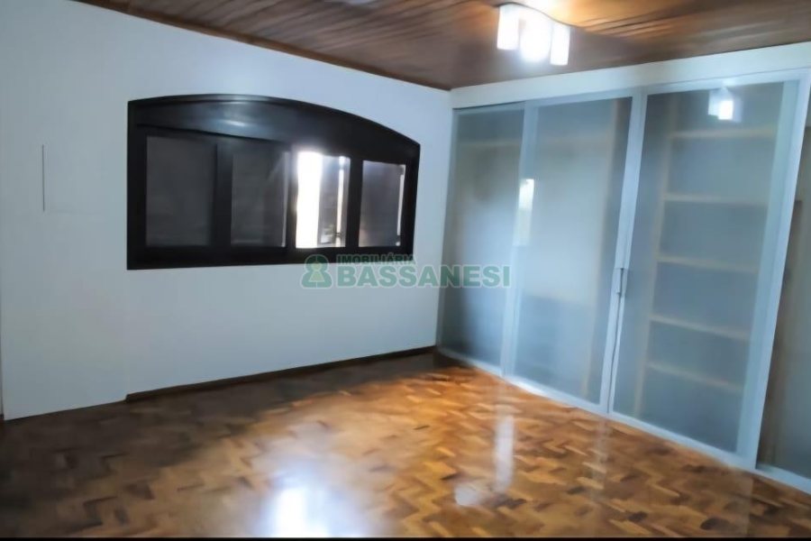 Casa com 363m², 4 dormitórios, 6 vagas, no bairro Saint Etienne em Caxias do Sul para Alugar
