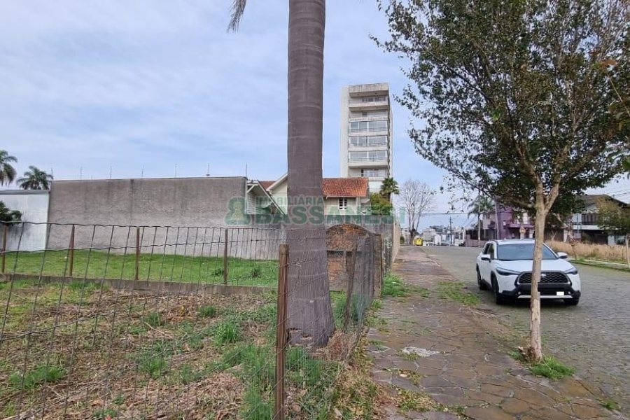 Terreno com 360m², no bairro Cinqüentenário em Caxias do Sul para Comprar