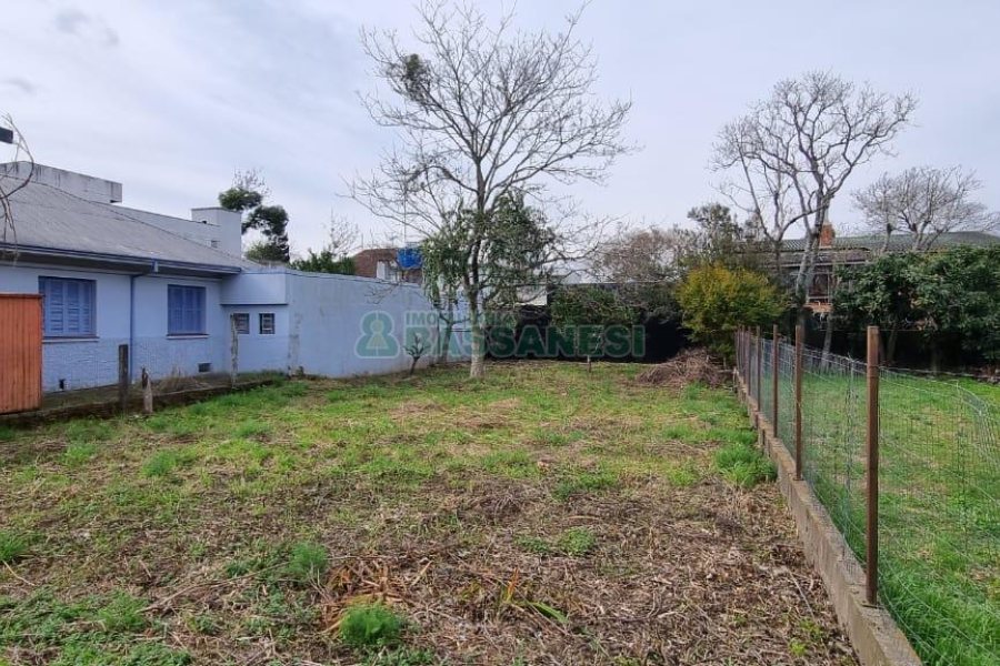 Terreno com 360m², no bairro Cinqüentenário em Caxias do Sul para Comprar