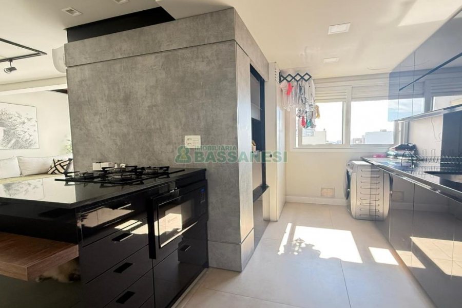 Apto Mobiliado com 85m², 2 dormitórios, 2 vagas, no bairro Centro em Caxias do Sul para Alugar