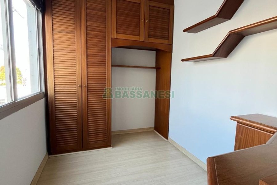 Apartamento com 106m², 3 dormitórios, 1 vaga, no bairro Centro em Caxias do Sul para Comprar