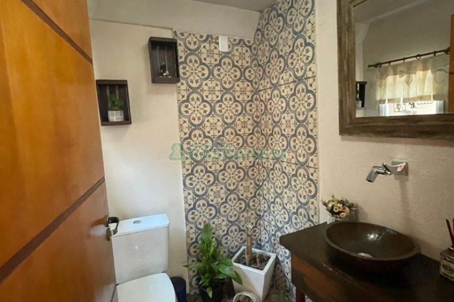 Sobrado com 150m², 3 dormitórios, 2 vagas, no bairro Vinhedos em Caxias do Sul para Comprar