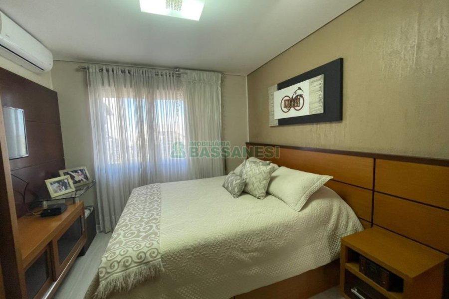 Sobrado com 150m², 3 dormitórios, 2 vagas, no bairro Vinhedos em Caxias do Sul para Comprar