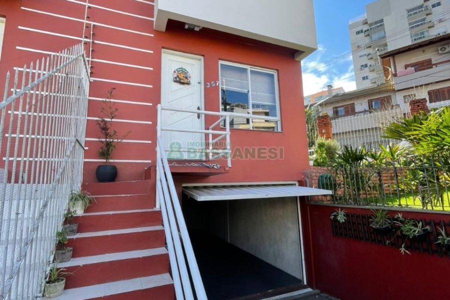 Sobrado com 150m², 3 dormitórios, 2 vagas, no bairro Vinhedos em Caxias do Sul para Comprar