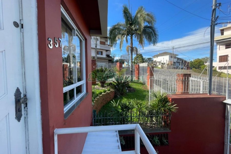 Sobrado com 150m², 3 dormitórios, 2 vagas, no bairro Vinhedos em Caxias do Sul para Comprar