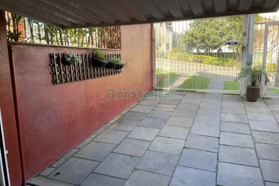 Sobrado com 150m², 3 dormitórios, 2 vagas, no bairro Vinhedos em Caxias do Sul para Comprar