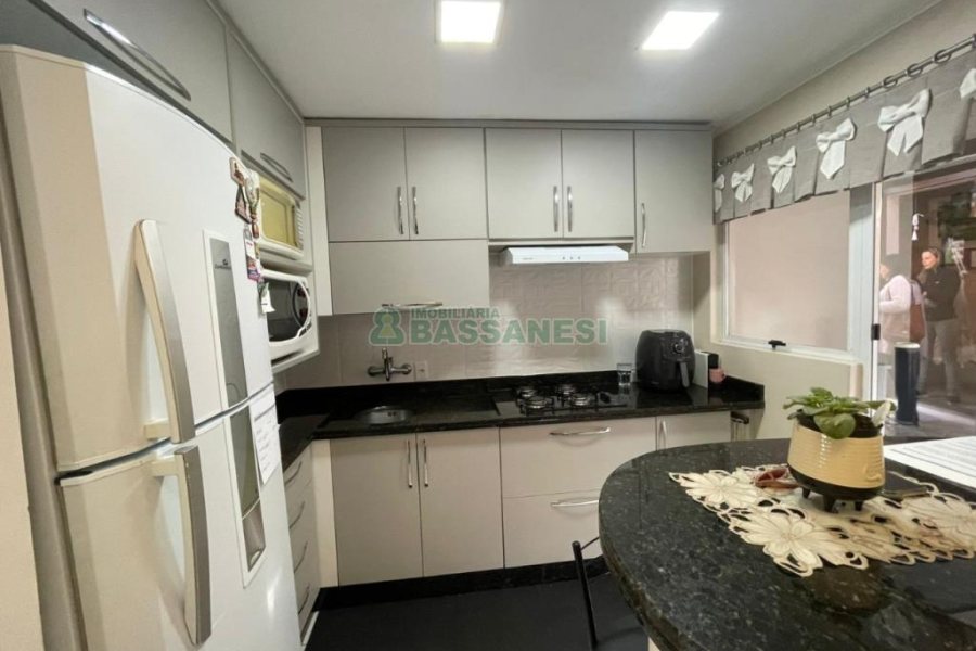 Sobrado com 150m², 3 dormitórios, 2 vagas, no bairro Vinhedos em Caxias do Sul para Comprar