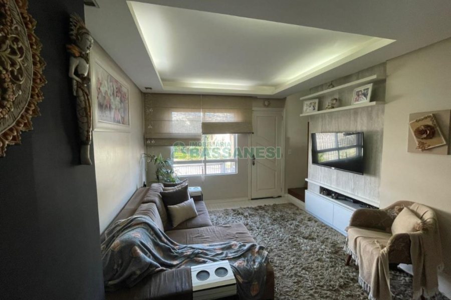 Sobrado com 150m², 3 dormitórios, 2 vagas, no bairro Vinhedos em Caxias do Sul para Comprar