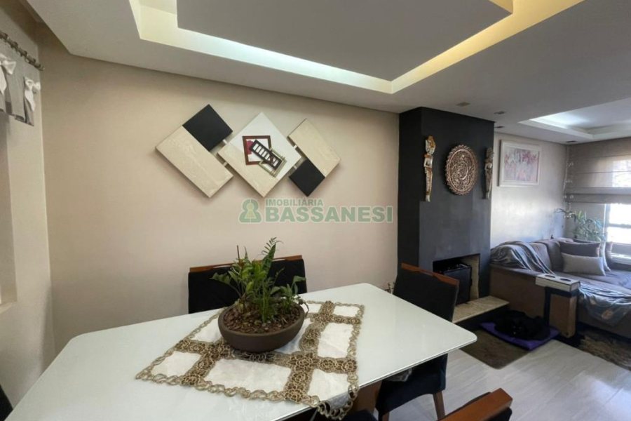 Sobrado com 150m², 3 dormitórios, 2 vagas, no bairro Vinhedos em Caxias do Sul para Comprar