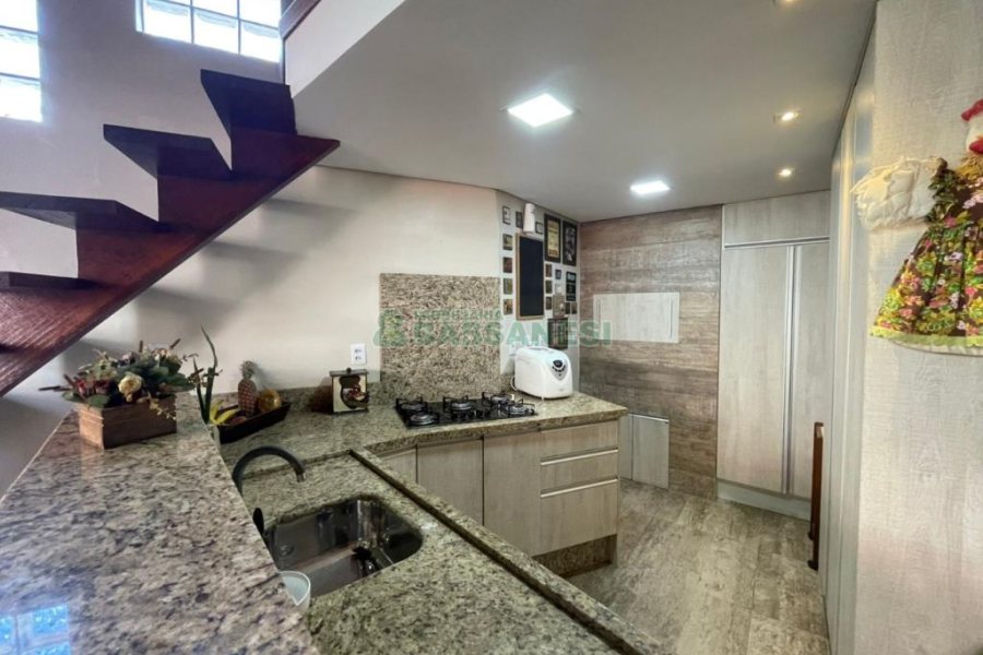 Sobrado com 150m², 3 dormitórios, 2 vagas, no bairro Vinhedos em Caxias do Sul para Comprar