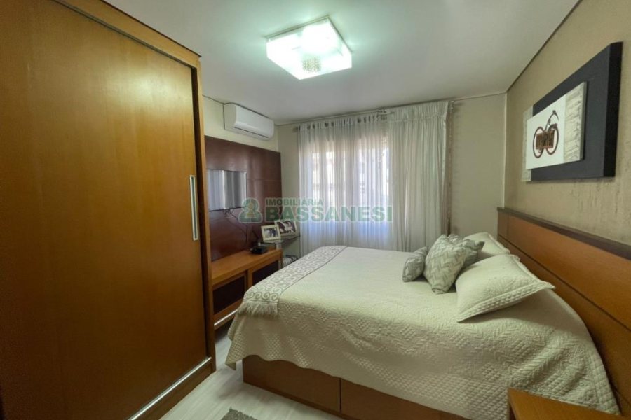 Sobrado com 150m², 3 dormitórios, 2 vagas, no bairro Vinhedos em Caxias do Sul para Comprar