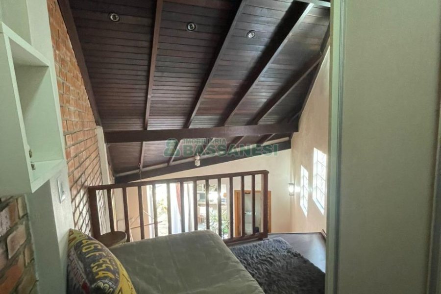 Sobrado com 150m², 3 dormitórios, 2 vagas, no bairro Vinhedos em Caxias do Sul para Comprar