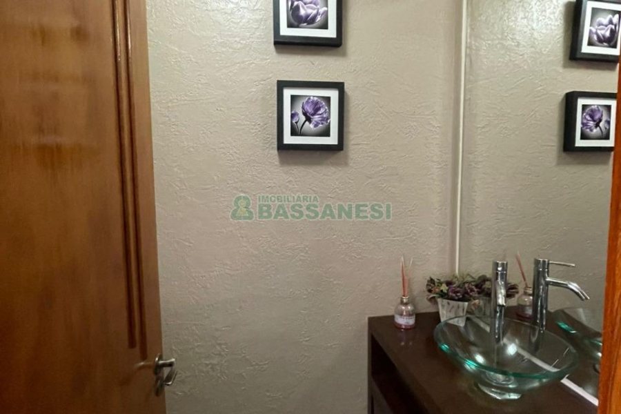 Sobrado com 150m², 3 dormitórios, 2 vagas, no bairro Vinhedos em Caxias do Sul para Comprar