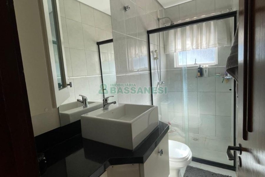 Sobrado com 150m², 3 dormitórios, 2 vagas, no bairro Vinhedos em Caxias do Sul para Comprar