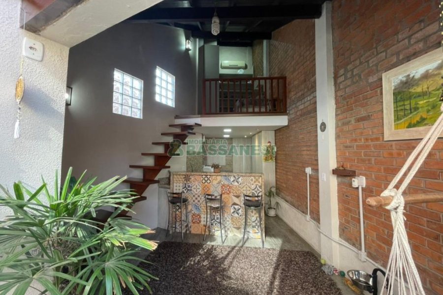 Sobrado com 150m², 3 dormitórios, 2 vagas, no bairro Vinhedos em Caxias do Sul para Comprar