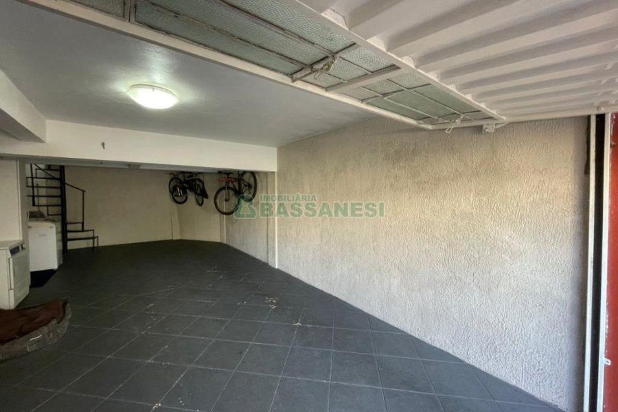 Sobrado com 150m², 3 dormitórios, 2 vagas, no bairro Vinhedos em Caxias do Sul para Comprar