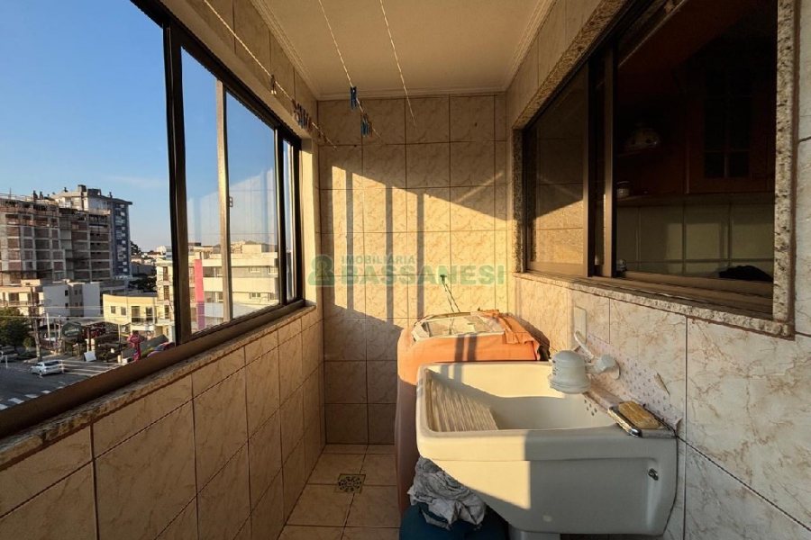 Apto Mobiliado com 78m², 2 dormitórios, 1 vaga, no bairro Sagrada Família em Caxias do Sul para Alugar