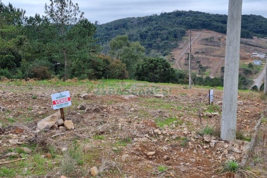 Terreno com 360m², no bairro Parada Cristal em Caxias do Sul para Comprar