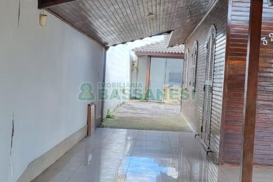 Casa com 108m², 3 dormitórios, 2 vagas, no bairro Moinhos de Vento em Caxias do Sul para Comprar