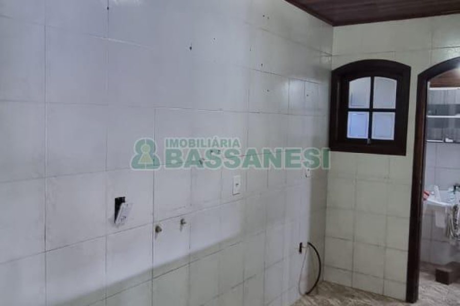 Casa com 108m², 3 dormitórios, 2 vagas, no bairro Moinhos de Vento em Caxias do Sul para Comprar