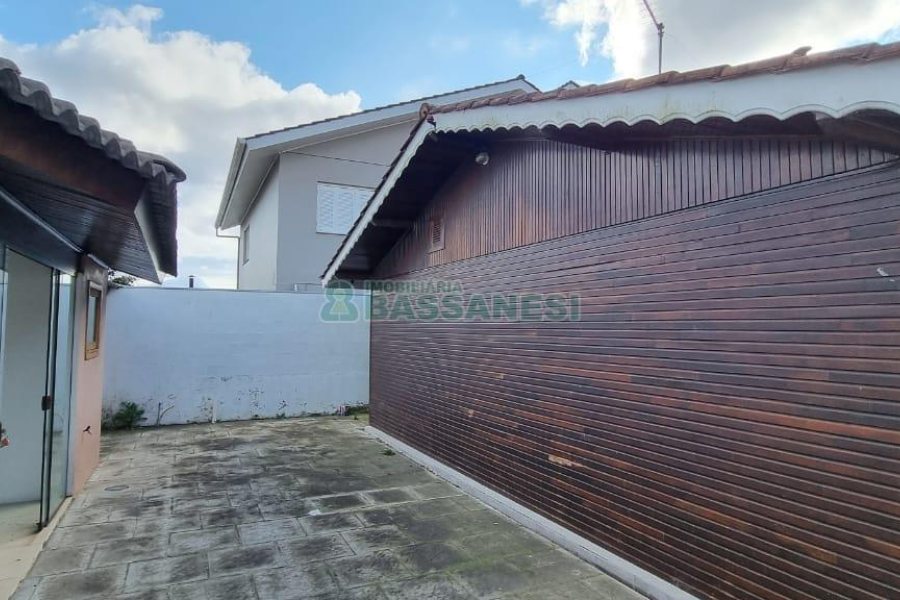 Casa com 108m², 3 dormitórios, 2 vagas, no bairro Moinhos de Vento em Caxias do Sul para Comprar