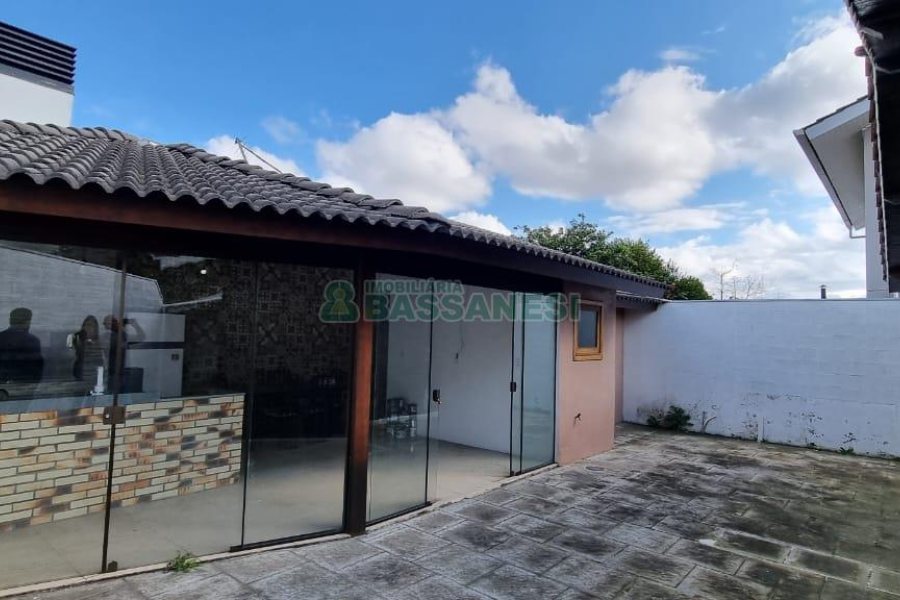 Casa com 108m², 3 dormitórios, 2 vagas, no bairro Moinhos de Vento em Caxias do Sul para Comprar