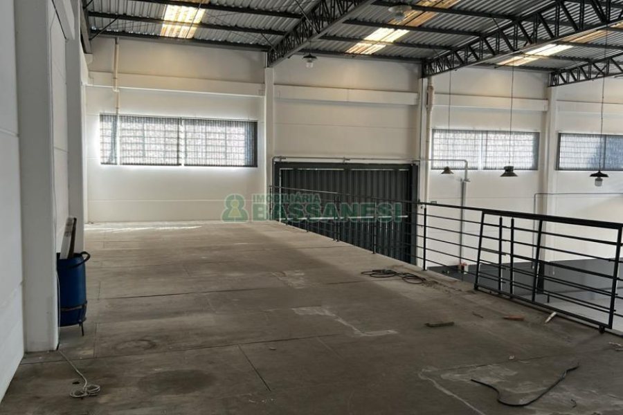 Pavilhão com 747m², no bairro Santa Lúcia em Caxias do Sul para Alugar