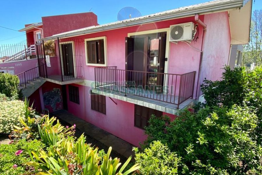 Casa com 136m², 6 dormitórios, 2 vagas, no bairro Santa Lúcia em Caxias do Sul para Comprar