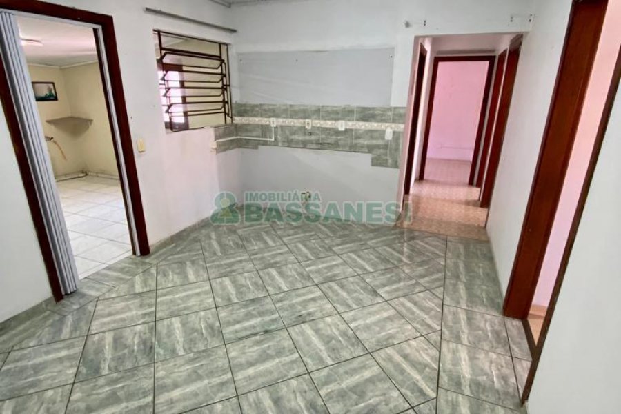 Casa com 136m², 6 dormitórios, 2 vagas, no bairro Santa Lúcia em Caxias do Sul para Comprar