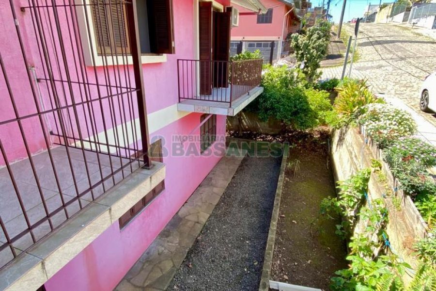 Casa com 136m², 6 dormitórios, 2 vagas, no bairro Santa Lúcia em Caxias do Sul para Comprar