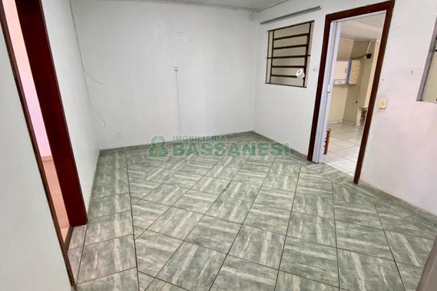 Casa com 136m², 6 dormitórios, 2 vagas, no bairro Santa Lúcia em Caxias do Sul para Comprar