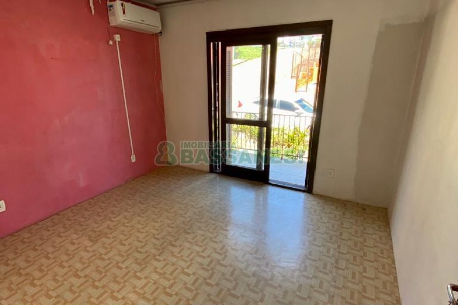 Casa com 136m², 6 dormitórios, 2 vagas, no bairro Santa Lúcia em Caxias do Sul para Comprar