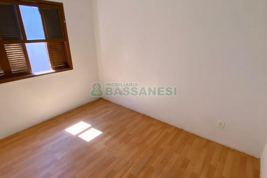 Casa com 136m², 6 dormitórios, 2 vagas, no bairro Santa Lúcia em Caxias do Sul para Comprar