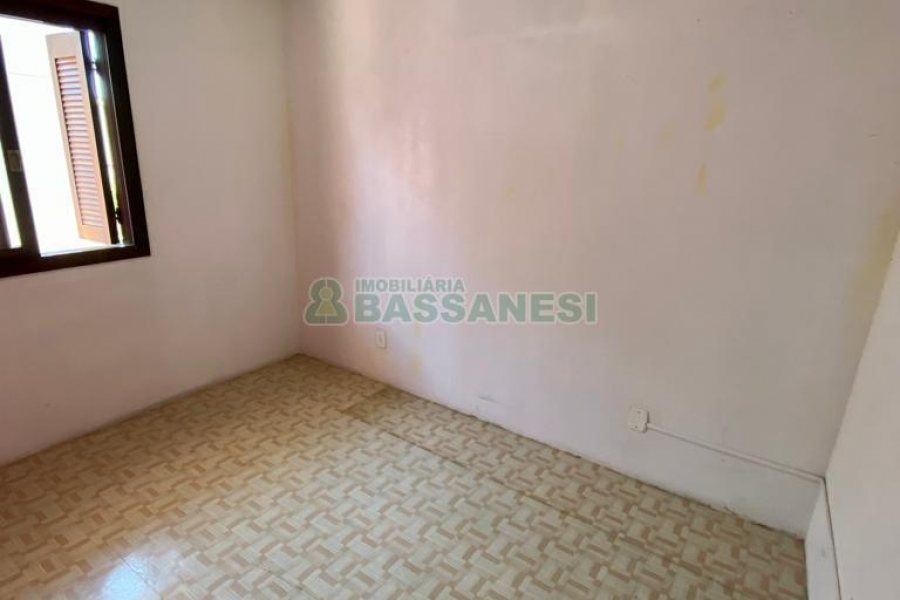 Casa com 136m², 6 dormitórios, 2 vagas, no bairro Santa Lúcia em Caxias do Sul para Comprar