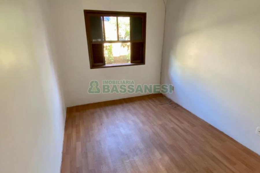 Casa com 136m², 6 dormitórios, 2 vagas, no bairro Santa Lúcia em Caxias do Sul para Comprar