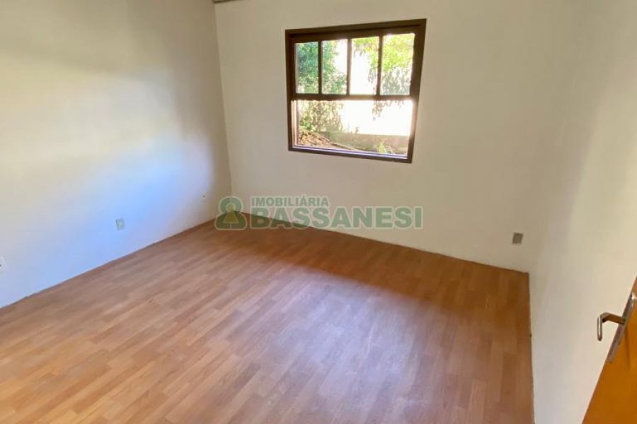 Casa com 136m², 6 dormitórios, 2 vagas, no bairro Santa Lúcia em Caxias do Sul para Comprar
