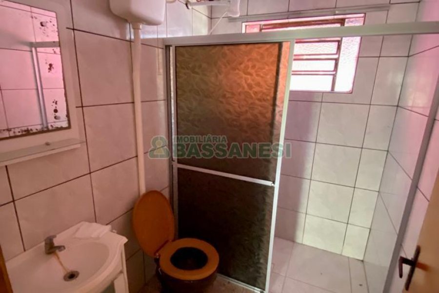 Casa com 136m², 6 dormitórios, 2 vagas, no bairro Santa Lúcia em Caxias do Sul para Comprar