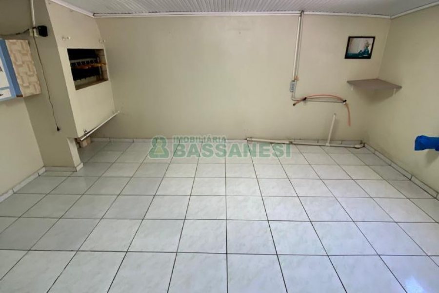 Casa com 136m², 6 dormitórios, 2 vagas, no bairro Santa Lúcia em Caxias do Sul para Comprar