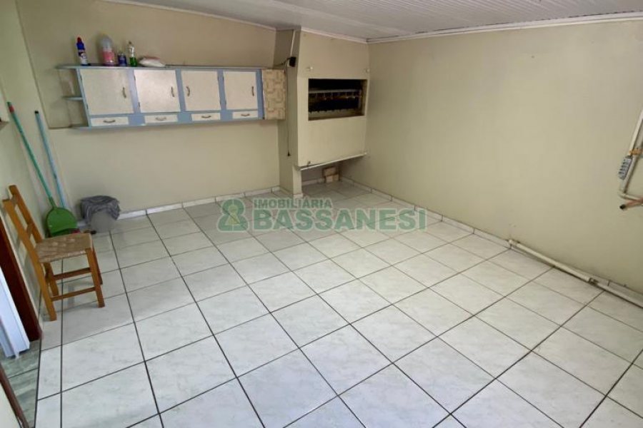 Casa com 136m², 6 dormitórios, 2 vagas, no bairro Santa Lúcia em Caxias do Sul para Comprar