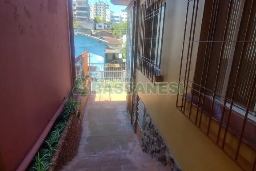 Casa com 240m², 3 dormitórios, 1 vaga, no bairro Rio Branco em Caxias do Sul para Comprar