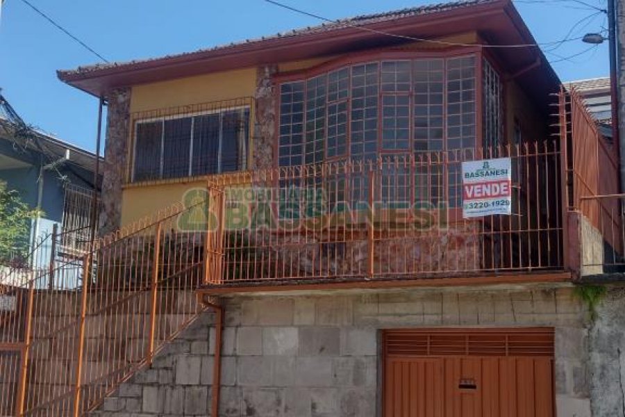 Casa com 240m², 3 dormitórios, 1 vaga, no bairro Rio Branco em Caxias do Sul para Comprar