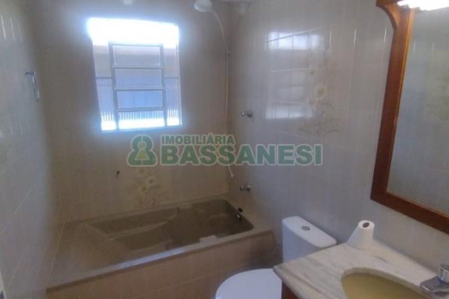 Casa com 240m², 3 dormitórios, 1 vaga, no bairro Rio Branco em Caxias do Sul para Comprar
