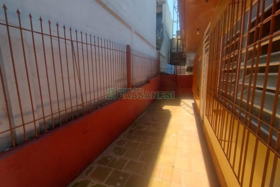 Casa com 240m², 3 dormitórios, 1 vaga, no bairro Rio Branco em Caxias do Sul para Comprar