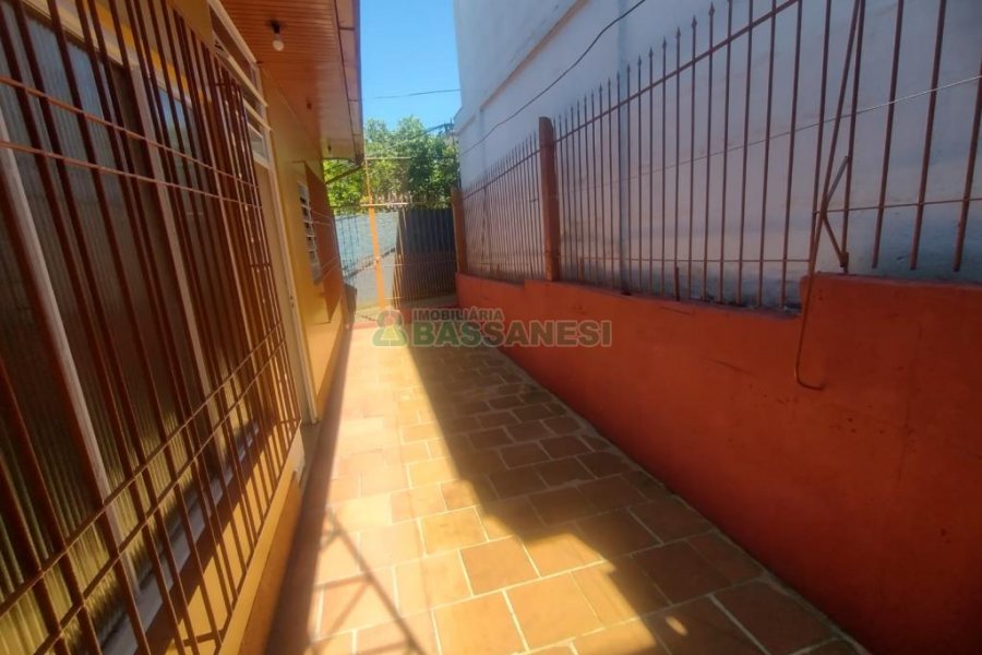 Casa com 240m², 3 dormitórios, 1 vaga, no bairro Rio Branco em Caxias do Sul para Comprar