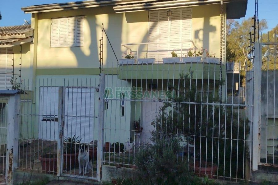 Sobrado com 90m², 2 dormitórios, 1 vaga, no bairro São Victor COHAB em Caxias do Sul para Comprar