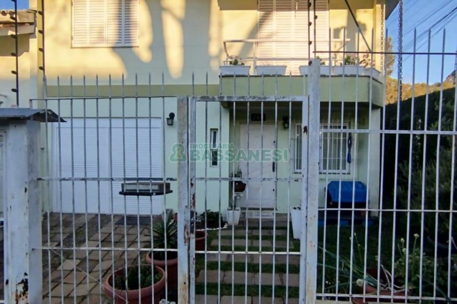 Sobrado com 90m², 2 dormitórios, 1 vaga, no bairro São Victor COHAB em Caxias do Sul para Comprar