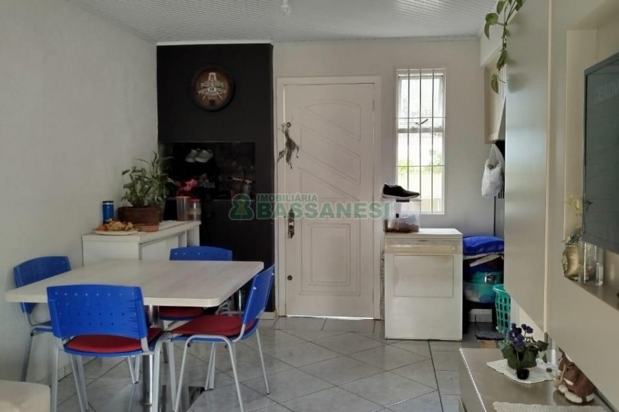 Sobrado com 90m², 2 dormitórios, 1 vaga, no bairro São Victor COHAB em Caxias do Sul para Comprar