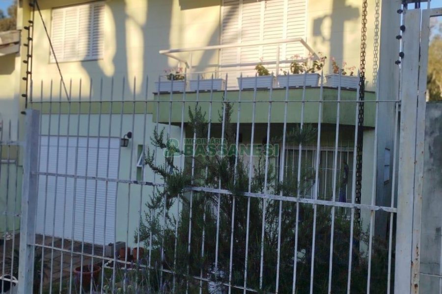 Sobrado com 90m², 2 dormitórios, 1 vaga, no bairro São Victor COHAB em Caxias do Sul para Comprar