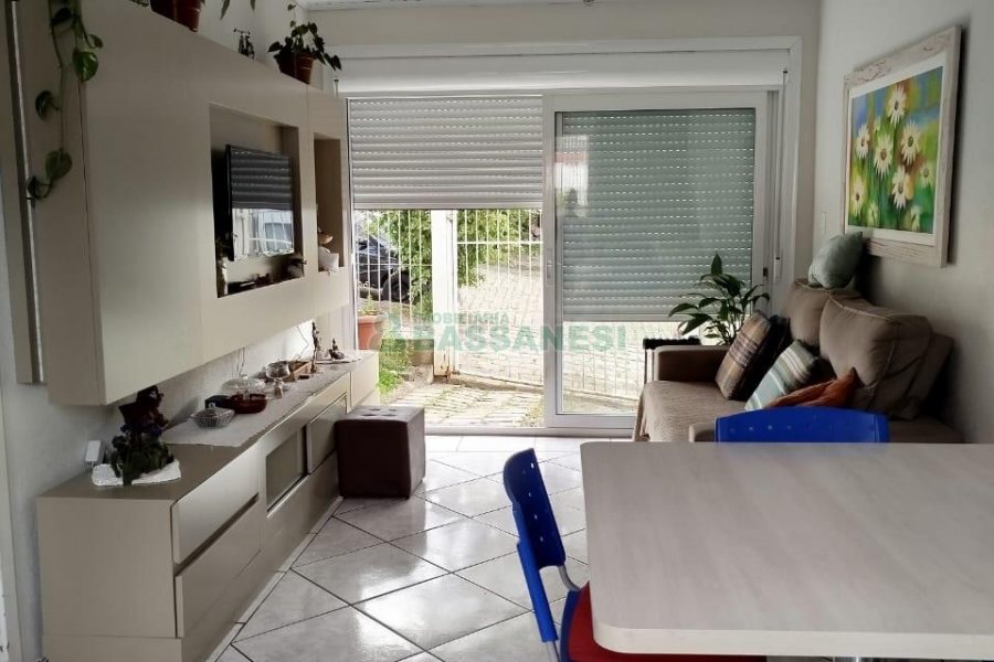 Sobrado com 90m², 2 dormitórios, 1 vaga, no bairro São Victor COHAB em Caxias do Sul para Comprar